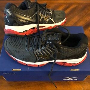 Mizuno Wave Horizon running shoes